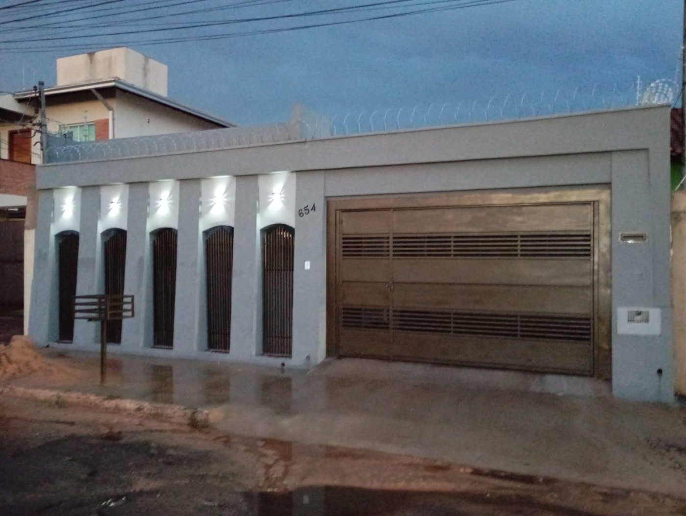 Casa à venda com 4 quartos, 3 banheiros, 2 vagas e 180m² no Vila Alba, Campo Grande — foto principal