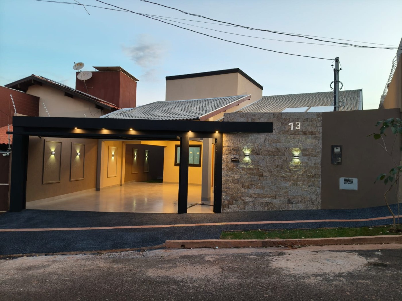 Casa à venda com 4 quartos, 5 banheiros, 4 vagas e 200m² no Água Limpa Park, Campo Grande — foto principal